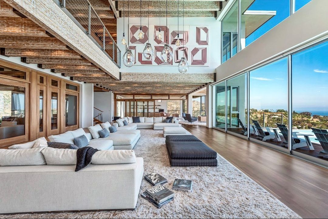 If your look for some room, I’ve got it…. #thenewcastle. #photooftheday #art #photography #gillenit #design #architecture #california #interiordesign #losangeles #decor #realestate #interiors #interiordesigner #malibu #midcenturymodern #luxuryhome #architecturedesign #luxurylisting #dreamhomes #unvarnished #thecase #themalibuseries #unvarnishedCo #thenewcastle #scottgillendotcom As always if I can show you this home please feel free to reach out.
