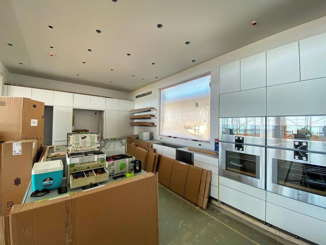 The picture your looking at is the kitchen installation happening at The Case N. 3. To say we are flying would be an understatement. The Case, a private community of 5 homes located in Malibu. Come take a private tour of these Mid-Century Modern masterpieces. #photooftheday #art #photography #gillenit #design #architecture #california #interiordesign #losangeles #decor #realestate #interiors #interiordesigner #malibu #midcenturymodern #luxuryhome #architecturedesign #luxurylisting #dreamhomes #unvarnished #thecase #themalibuseries #unvarnishedCo