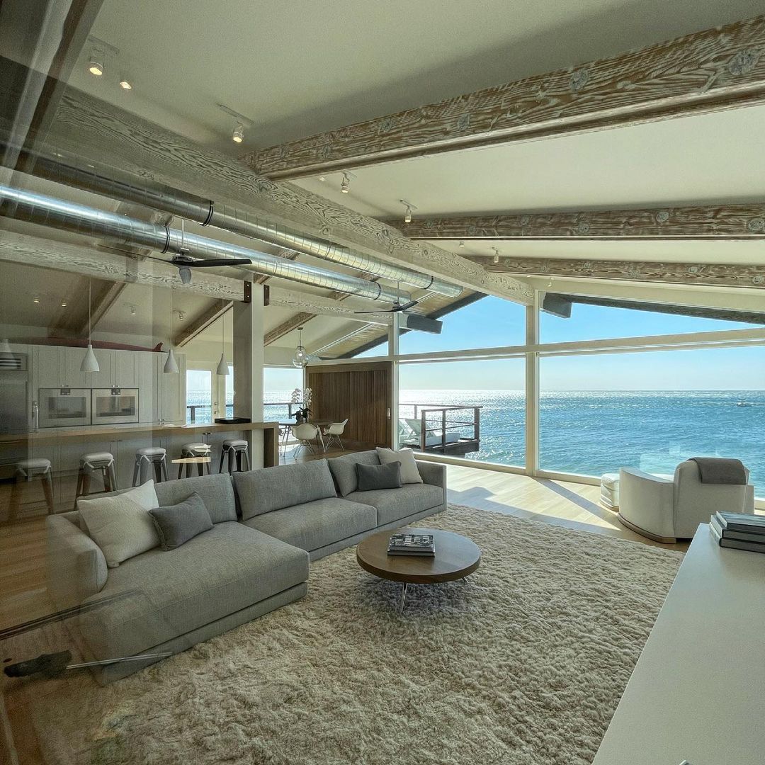 There’s just something about this house, small but sick. It’s like a time capsule, there’s a tremendous amount of pain staking restoration hours involved in this…… “The best little beach house, on the best little beach“. #scottgillendesign #malibu #paradise #paradicecove