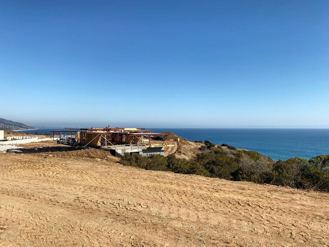 House three at #the case, epic day and we are in full swing. Five homes being built simultaneously. #scottgillendotcom #midcenturymodern #private #malibu #photooftheday #art #photography #gillenit #design #architecture #california #interiordesign #losangeles #decor #realestate #interiors #interiordesigner #malibu #midcenturymodern #luxuryhome #architecturedesign #luxurylisting #dreamhomes #douglaselliman #thenewcastle #tracytutorteam #tracytutor #scottgillendotcom