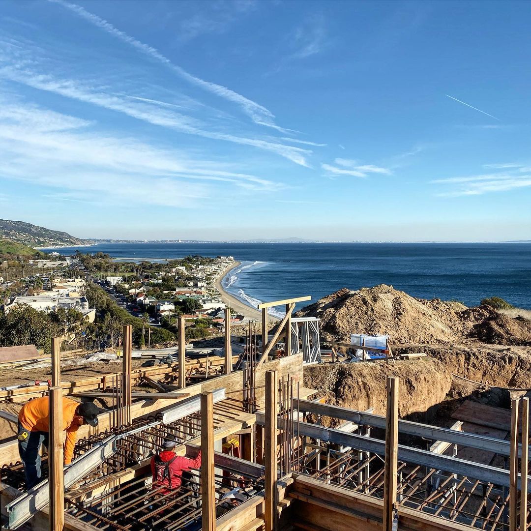The view from The Case, Case Study House 2. Epic day here, yesterday afternoon was sick, headed to market in 2020. Come watch the Whales. #photooftheday #art #photography #gillenit #design #architecture #california #interiordesign #losangeles #decor #realestate #interiors #interiordesigner #malibu #midcenturymodern #luxuryhome #architecturedesign #luxurylisting #dreamhomes #unvarnished #thenewcastle #scottgillendotcom As always if I can show you this home please feel free to reach out.
