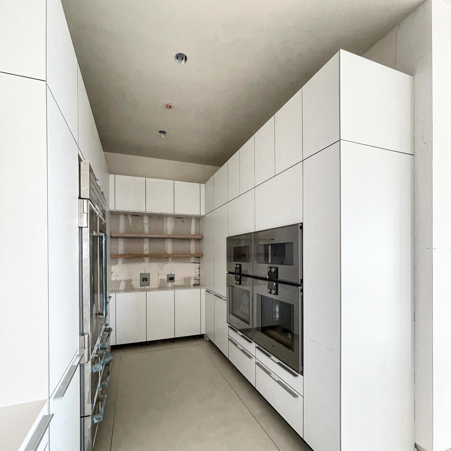 There are kitchens, and then there’s this. Take a look at the Terrazzo floors and the Schluter that divides the layout of the home… #scottgillendesign #thecase #midcenturymodern #theflat