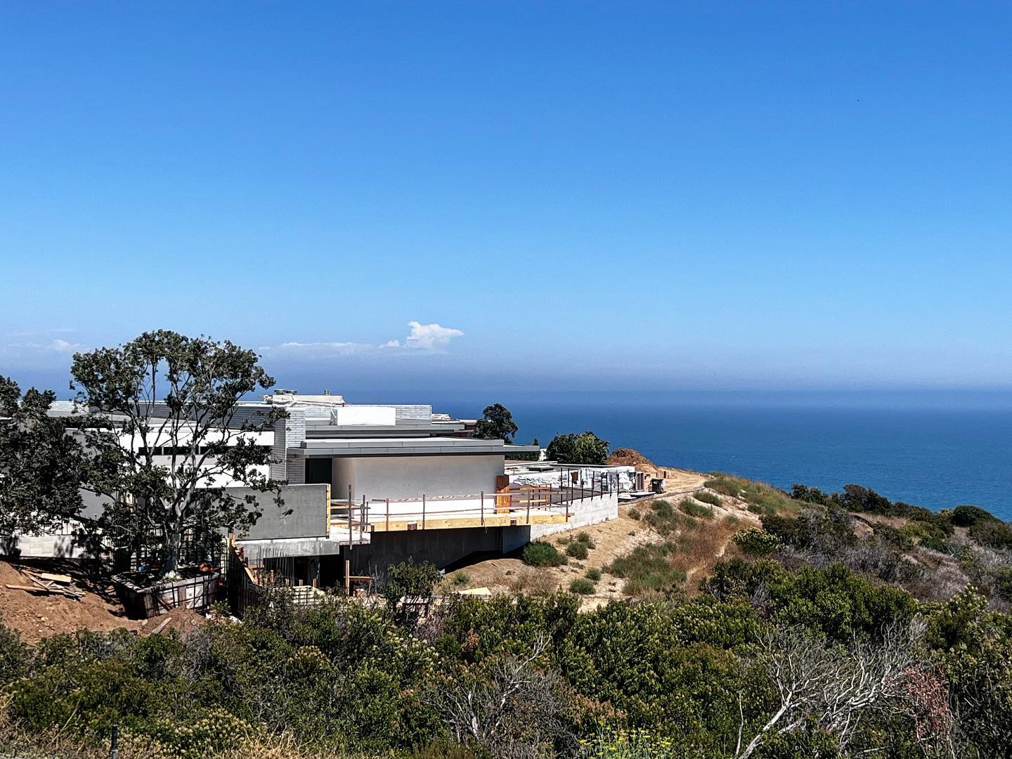 It was very important during the design process to keep these houses in line with the horizon, it appears this house is pushed into the hillside. The home is very deceiving, it is approximately 10,500 ft.². The deck alone, it’s over 10,000 ft.² The view isn’t haft bad either. #theedge is one of five homes located within a private community in Malibu. Currently available for sale… @sandrodazzan The Case has arrived and available for for the high buyer. #scottgillendesign #thecase #private #privacy #billionairesbluff #photooftheday #art #photography #gillenit #design #architecture #california #interiordesign #losangeles #decor #realestate #interiors  #interiordesigner  #malibu #midcenturymodern #luxuryhome #architecturedesign  #luxurylisting #dreamhomes #unvarnished #thecase #themalibuseries #unvarnishedCo #thenewcastle