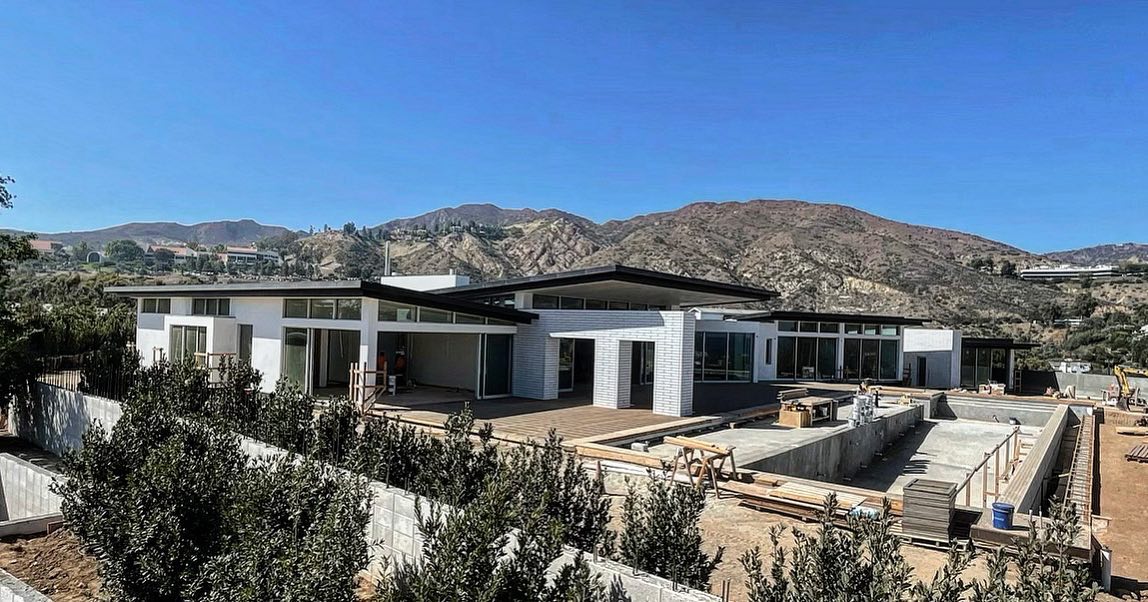 The Cantilever is a home of #midcenturyarchitecture and epic view’s. High ceilings open space and a massive pool.  I wanted to let you know that on September 14 you could tour it. All you need is an invitation to the bbq 🍖 #scottgillendesign @sandrodazzan @coopermount