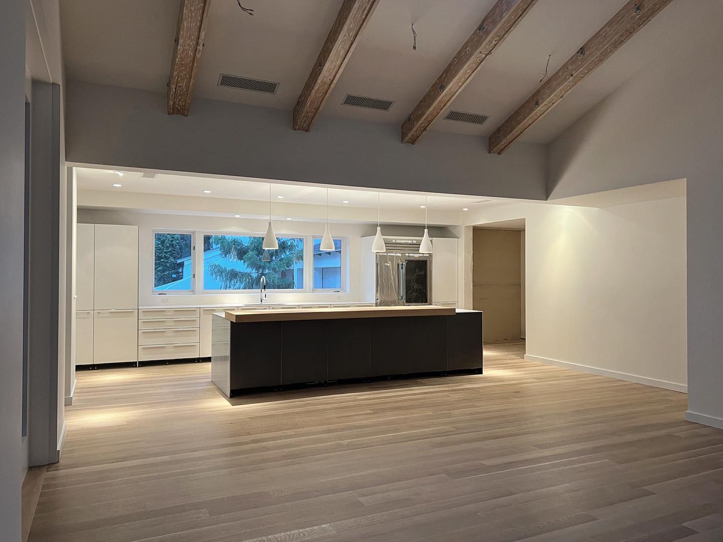 Just checking some of the projects at night, pure and simple. The best kitchens made….. #scottgillendesign #private #gated feel free to fill the description