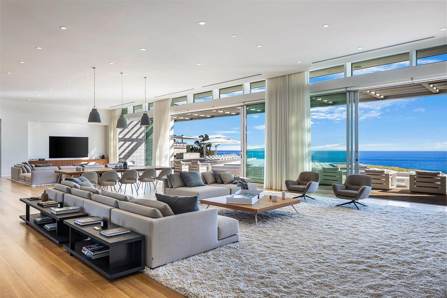 Epic day in Malibu as we come to the finish line on The Edge. Peaceful open space, easy living, and a great vibe. The proportion of the space is extremely important, it allows you to be intimate within the room, and still gives you distance. The synergy, the proportion and the welcoming is what we call the totality. #scottgillendesign #thecase #private #theedge