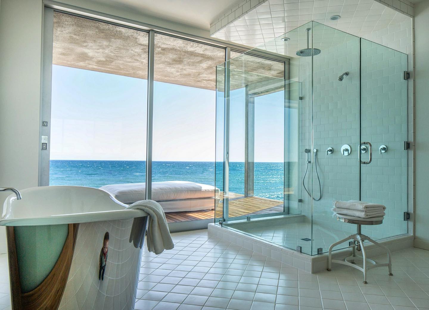 I try to hide something in the best places, check out that ocean view. Check out that shower, you’re not gonna shower here if you’re shy. Epic home on Malibu Road. What do you see? #scottgillendesign