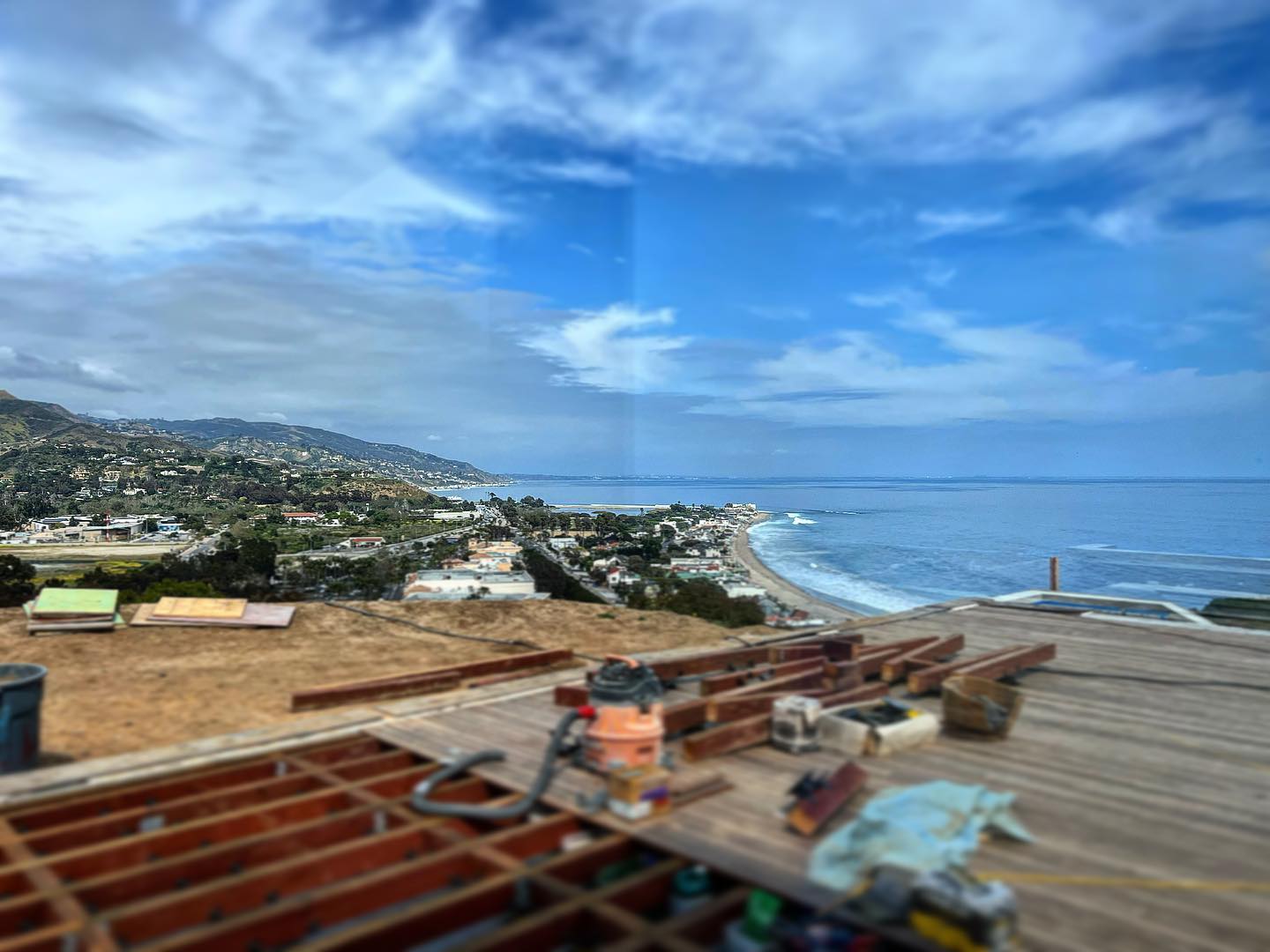 Cut glass blind Conner window installed ✅ doesn’t get better then this. So let’s talk about the view, this view belongs to The Butterfly house. No else can claim this spot…. Insane and Epic all in one. So proud to have done this, what a team I have….. loving this one.